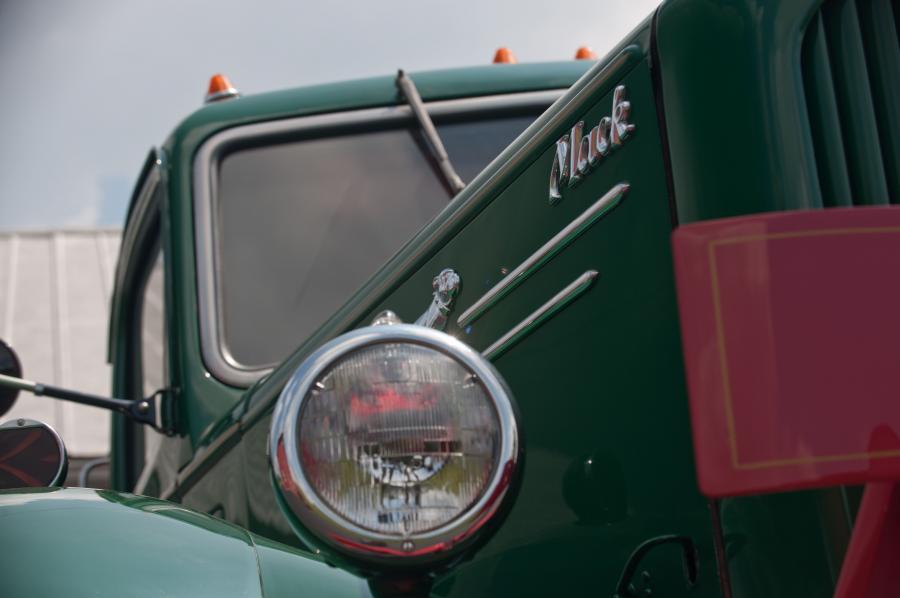 Детали экстерьера Mack Series L Single Axle Truck 1949 года  (фото 12 из 21)